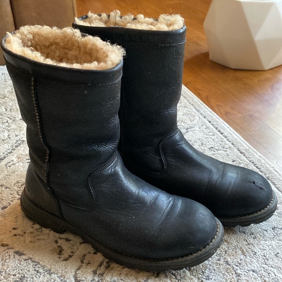 UGG Womens Boots Brooks Black Leather short Shearling Lined Pull On SZ 8 - Picture 1 of 8